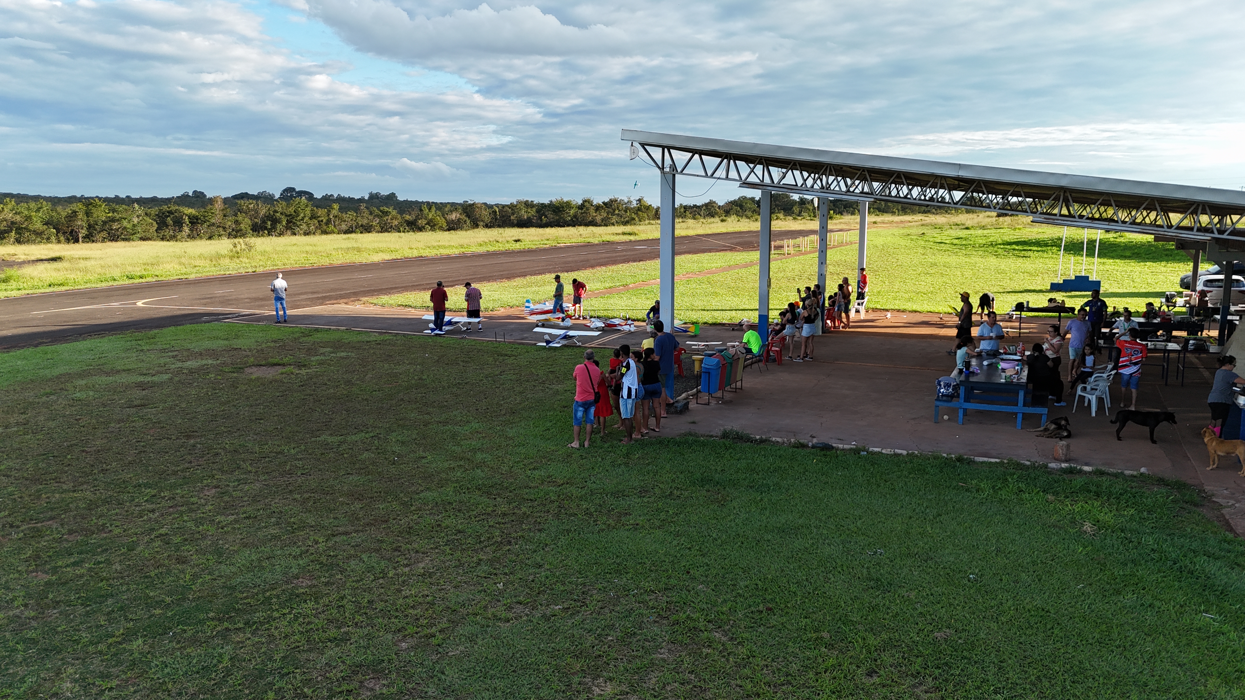 Hangar e estrutura de apoio